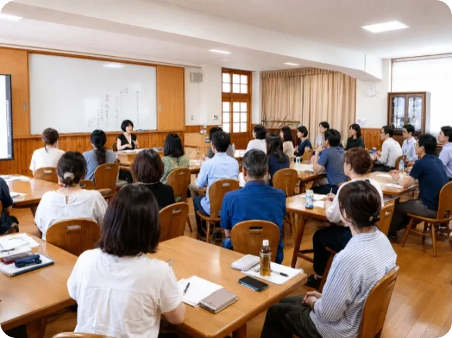 保護者や教職員が講座に参加し、講師の話に耳を傾けている様子