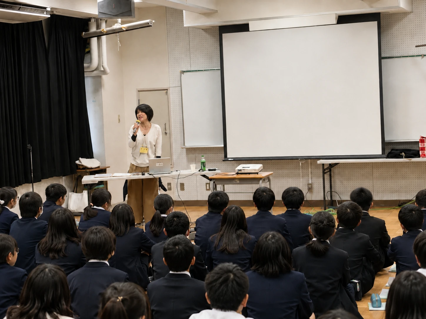 教室で生徒たちに向けていのちの授業を行う講師の様子